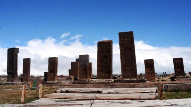  ’Ahlat’taki mezar taşları Türk tarihini okumayı öğretiyor’