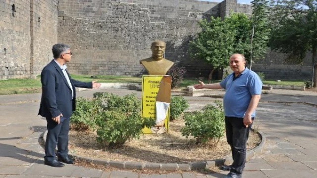 Ahmed Arif’in büstünde şiirinin yazılı olduğu baskıya zarar verildi