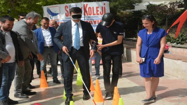 AK Parti’li Dağ, engelli parkurunu gözlerine bant takıp, gezdi