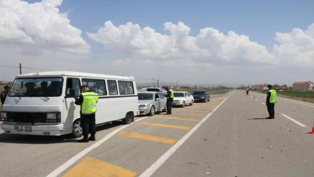 Aksaray’da jandarma bayram öncesi trafiği hem havadan hem de karadan denetliyor