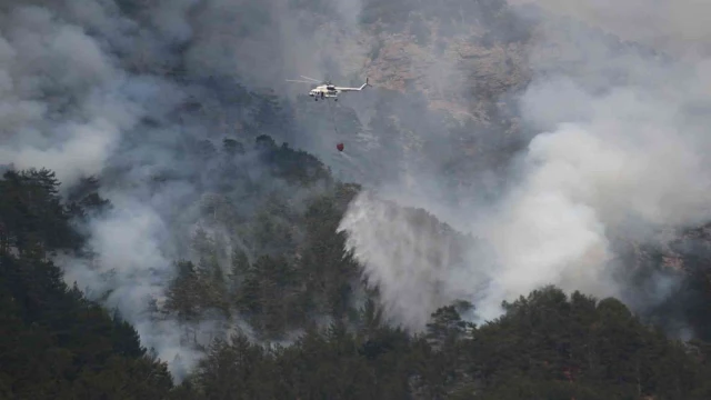 Alanya’daki yangına helikopter, 200 işçi ve 22 arazözle müdahale ediliyor