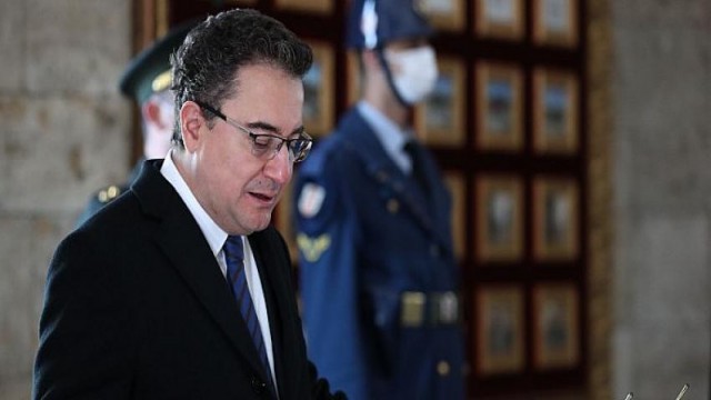 Ali Babacan, Anıtkabir Özel Defterini İmzaladı: ‘Gücü ve meşruiyeti TBMM’den alma kararlılığınızı günümüze taşımaktan onur duyuyoruz’