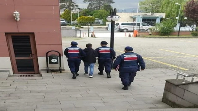 Alkol parası vermeyen babası ve babaannesinin kapısına ateş etti