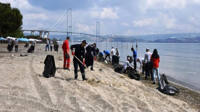 Altınova Hersek Plajı’nda çevre temizliği seferberliği