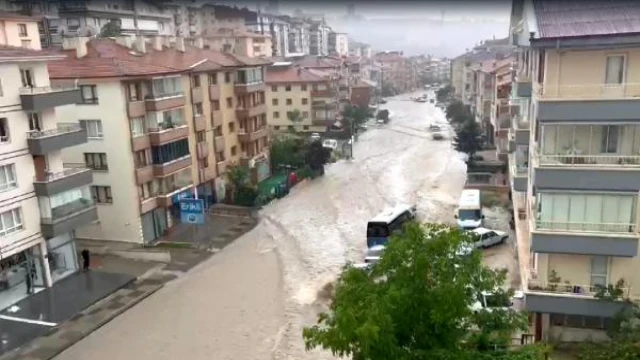 Ankara’da şiddetli yağmur; yollar göle döndü, evleri su bastı