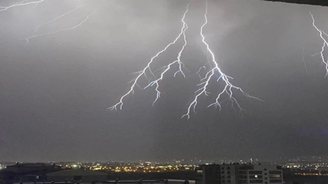 Ankara’da şimşekler geceyi aydınlattı