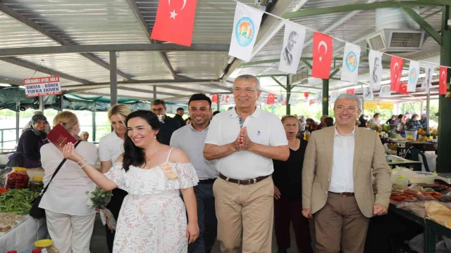 Annelerinin tezgah açtığı pazarda nikah kıydırdılar