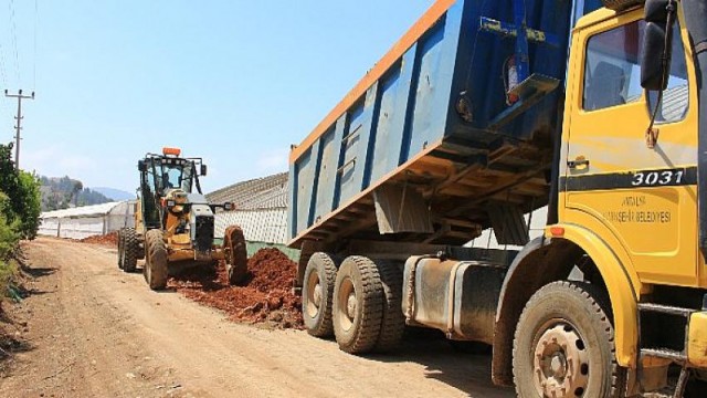 Antalya Kumluca’da bozulan yollarda asfalt hazırlığı