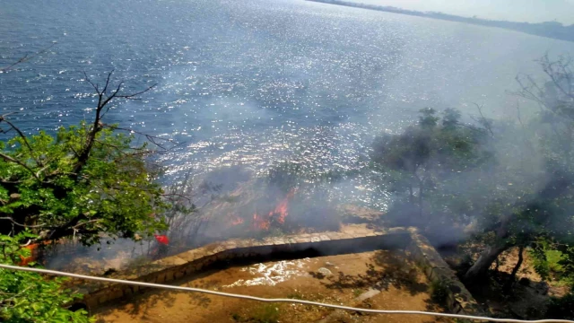 Antalya’da falezlerde çıkan yangın paniğe neden oldu