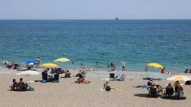 Antalya’da hava sıcaklığı 37 dereceyi gördü