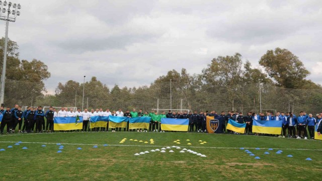 Antalya’da kamp yapan Ukraynalı 7 takımın futbolcularından yeşil sahada ’Savaşa hayır’ mesajı