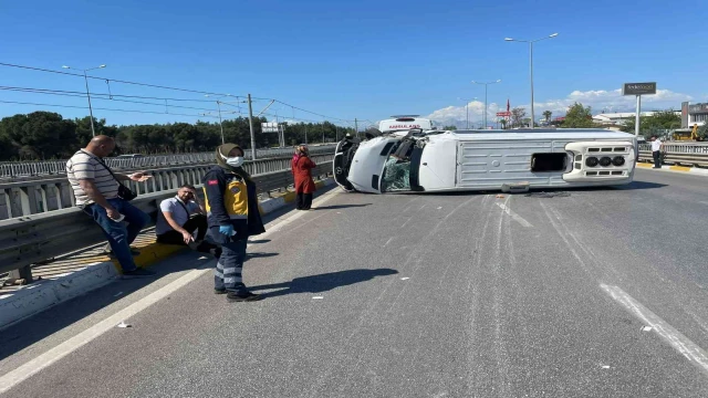 Antalya’da kamyonla çarpışan minibüs yan yattı: 8’i turist 9 yaralı