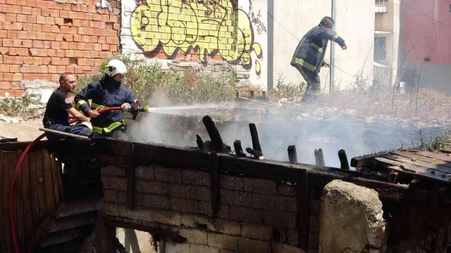 Antalya’da kullanılmayan tarihi yapı yandı, mahalle muhtarı isyan etti