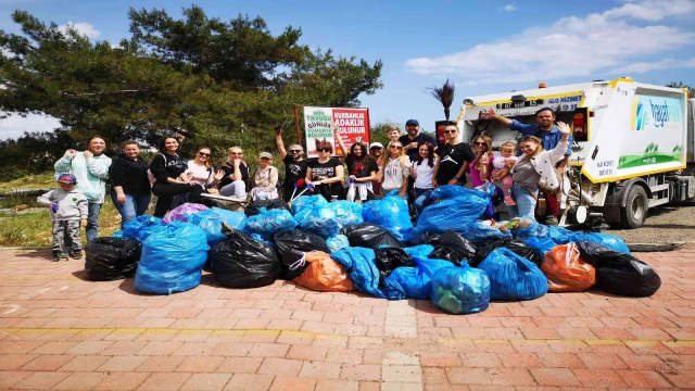 Antalya’da Rus ve Ukraynalı vatandaşlar el ele çöp topladı