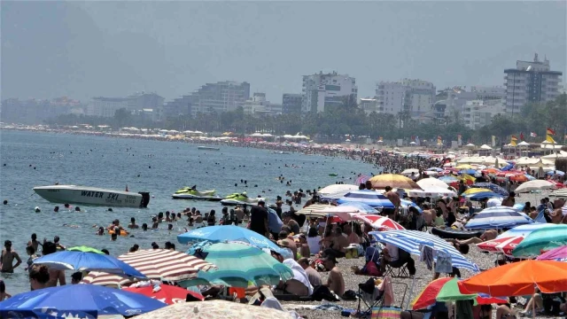 Antalya’da termometre 30 dereceyi gösterdi, vatandaş sahilde yer bulmakta zorlandı