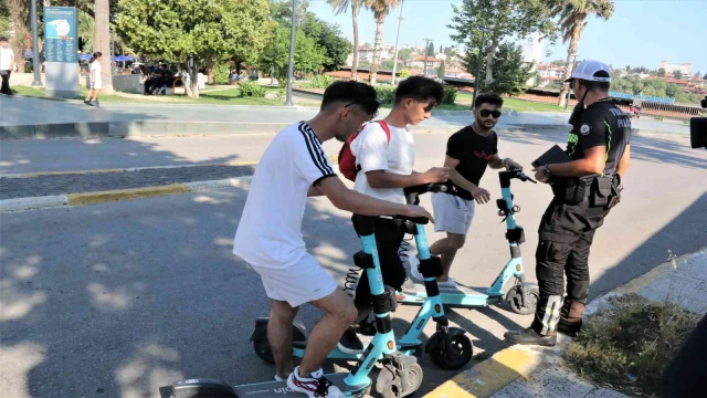 Antalya’da tramvay yolunu ve kaldırımı kullanan scooter kullanıcılarına şok denetim