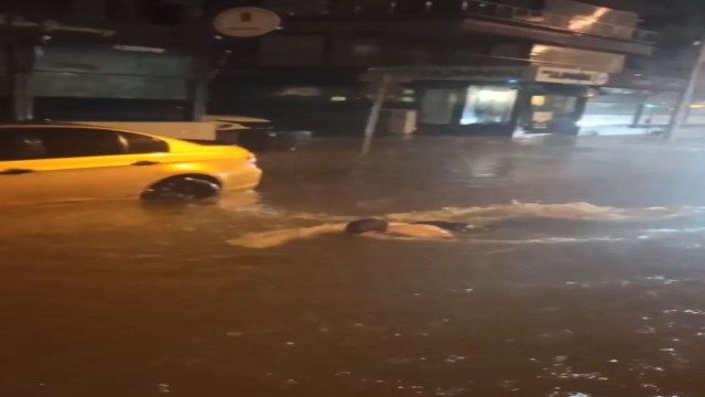 Antalya’da yollar göle döndü, bir vatandaş araçlar arasında yüzdü