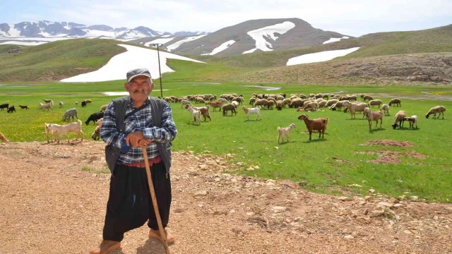 Antalya’da Yörüklerin karla kaplı yayla serüveni başladı