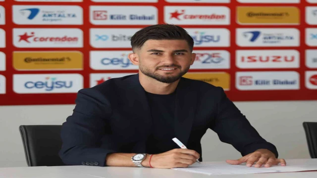 Antalyaspor’un yeni transferi Soner Aydoğdu resmi imzayı attı