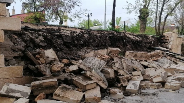 Arap Baba türbesinin çöken istinat duvarı onarılacak