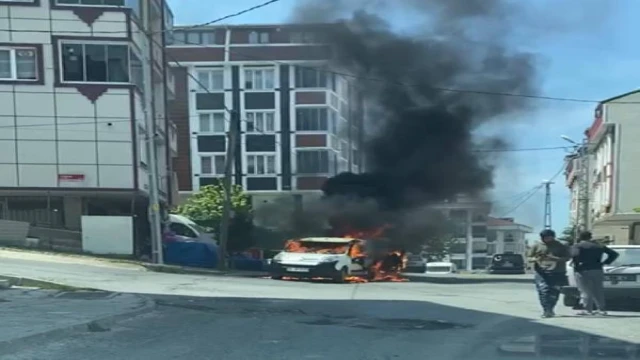 Arnavutköy’de park halindeki araç alev alev yandı