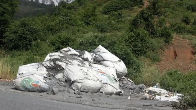 Arnavutköy’de yol kenarına bırakılan çuvallar kimyasal endişesine neden oldu