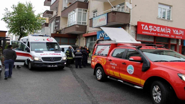 Asansörde sıkışan çocuk böyle kurtarıldı