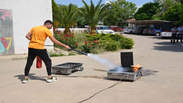 Atça’da üniversite öğrencilerine yangına müdahale eğitimi verildi