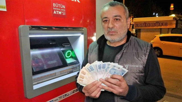 ATM’nin haznesinde para buldu, ”İnsanlık ölmemiş” dedirtti