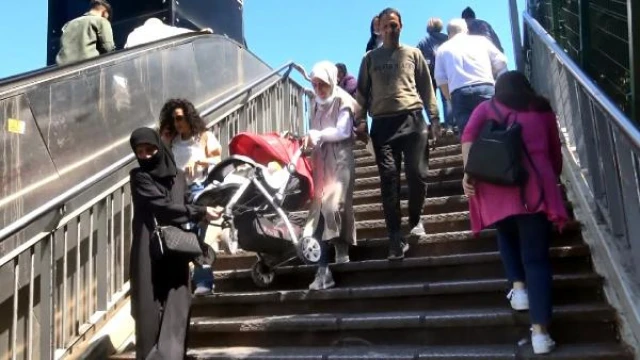 Avcılar’da metrobüs durağındaki asansör bakıma alındı; yolcular zor durumda kaldı