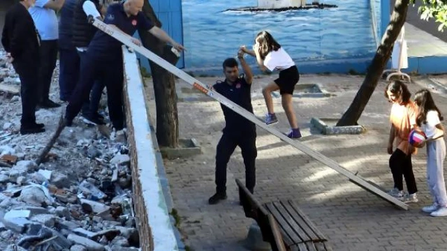 Avcılar’da okul bahçesinde mahsur kalan kız öğrencileri itfaiye kurtardı