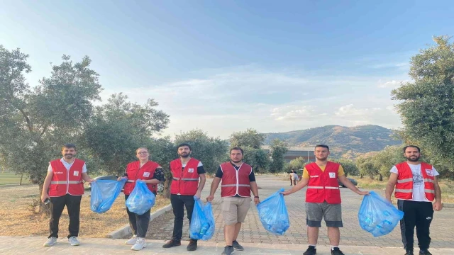 Aydın Genç Kızılay ekibi temiz bir gelecek için plastik atıkları topladı