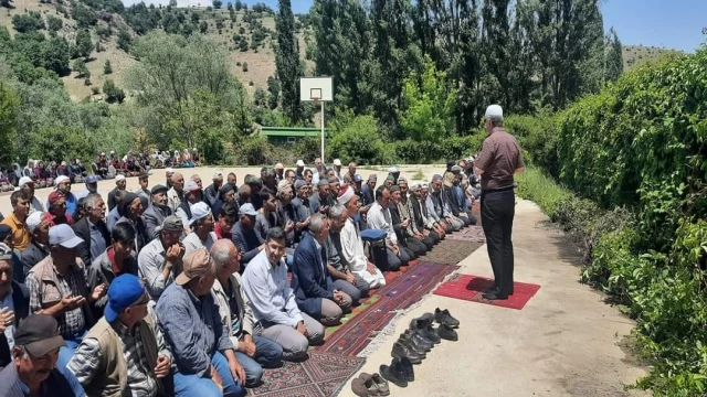 Aynı ilçede bazı köyleri sel basarken, bazı köyler ise yağmur duasına çıktı