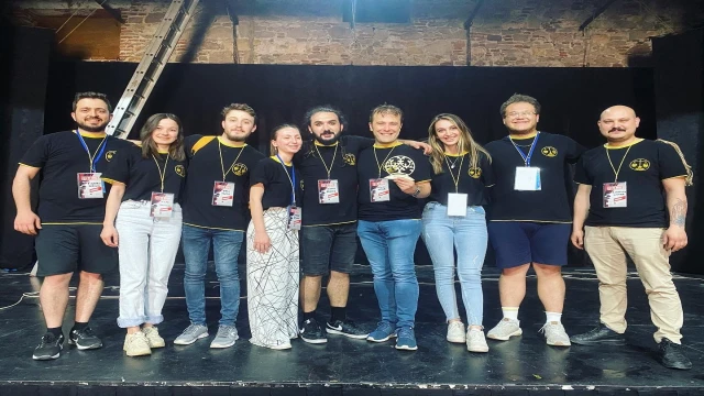 Ayvalık Tiyatro Festivali’nde Eskişehir Sui Generis Tiyatro oyunuyla beğeni topladı