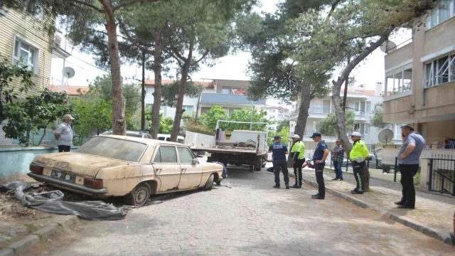 Ayvalık’ta cadde ve sokaklar hurda araçlardan temizleniyor