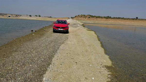 Barajda su seviyesi düştü, eski kara yolu ve köy kalıntıları ortaya çıktı