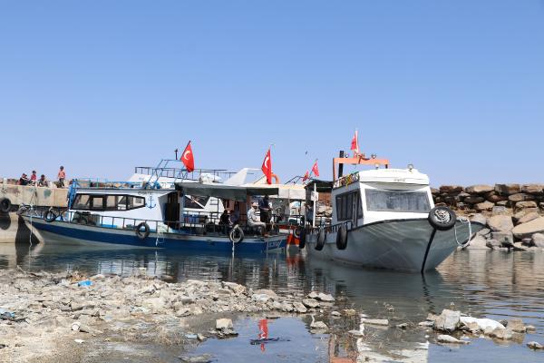 Van Gölü'nün su seviyesi düşünce balıkçı tekneleri karaya oturdu