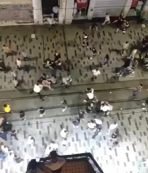 İstiklal Caddesi'nde tekme tokat kavga ettiler