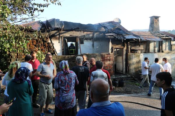 Yanan evinde gazdan zehirlenerek öldü