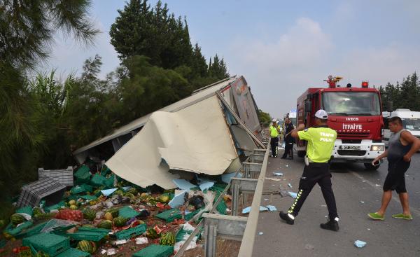 Tur otobüsüyle kamyon çarpıştı: 1 ölü, 7 yaralı