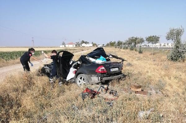 Otomobil, 'U' dönüşü yapan TIR'a çarptı: 3 ölü, 1 yaralı