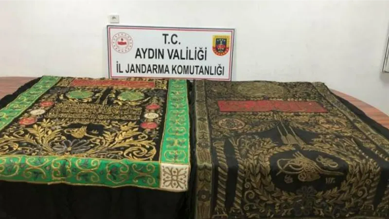 Aydın'da 'tarihi eser' operasyonu; 18'inci yüzyıldan Kabe örtüleri ele geçirildi