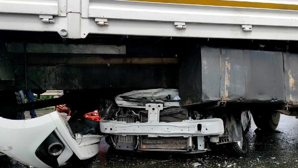 Sakarya'da otomobil, kamyonun altına girdi: 1 ölü, 4 yaralı