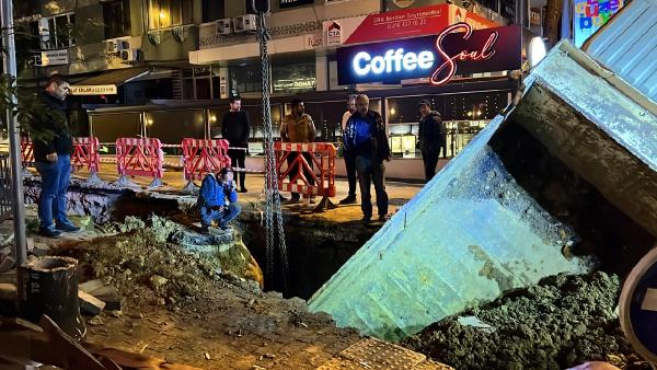 Üsküdar'da İSKİ çalışmasında kamyonet çukura düştü