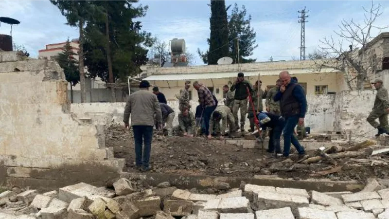 Kilis'te depremde hasar gören tek katlı yapı çöktü: 1 ölü