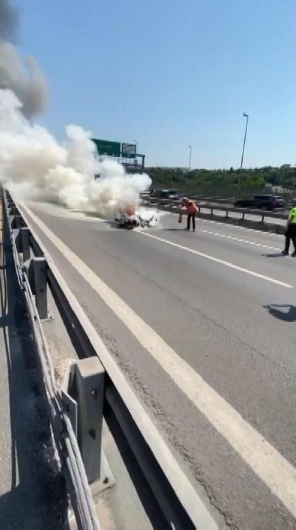 Köprü girişinde kaza yapan motosiklet alev aldı; trafik oluştu