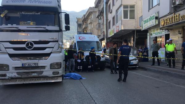 Aniden hareket eden TIR'ın altında kalıp, öldü