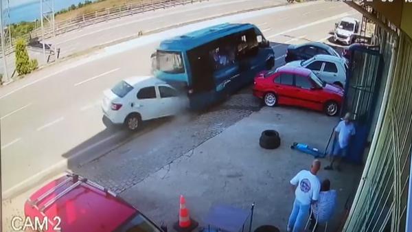 Minibüse çarpan otomobilin sürücüsü öldü; kaza anı kamerada