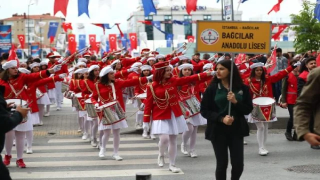 Bağcılar’da 19 Mayıs etkinlikleri kapsamında Gençlik Yürüyüşü düzenlendi