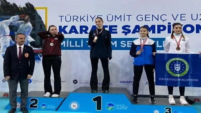 Bağlar Belediyesporlu Sena, Türkiye Karate Şampiyonası’nda birinci oldu